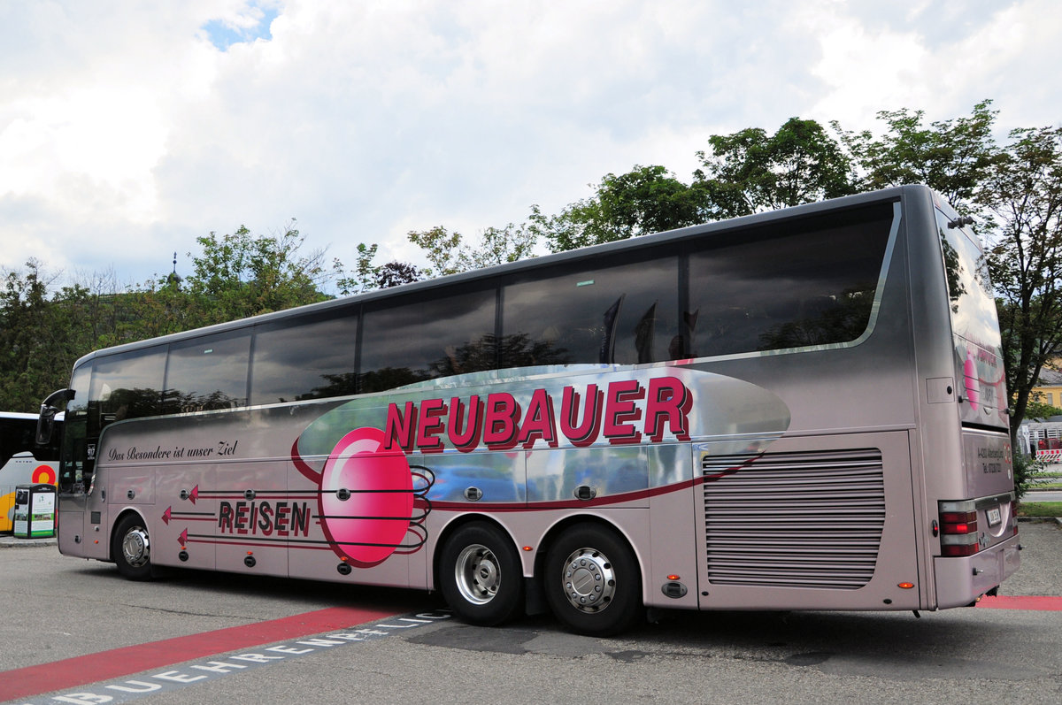 Van Hool T917 Astron von Heuberger Reisen aus Obersterreich in Krems gesehen.