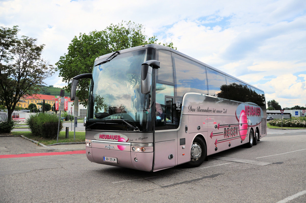 Van Hool T917 Astron von Heuberger Reisen aus Obersterreich in Krems gesehen.