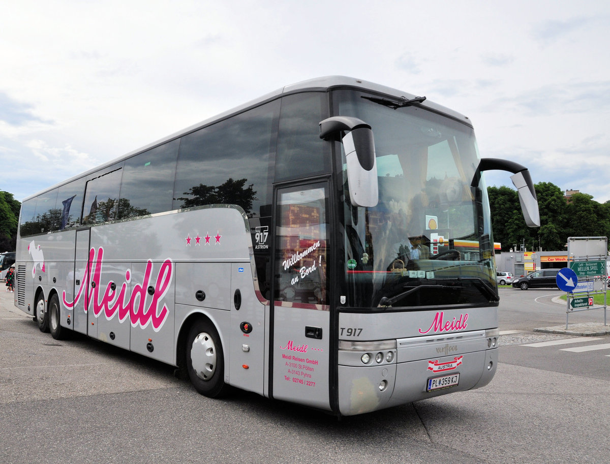 Van Hool T917 Astron von Meidl Reisen aus Niedersterreich in Krems gesehen.