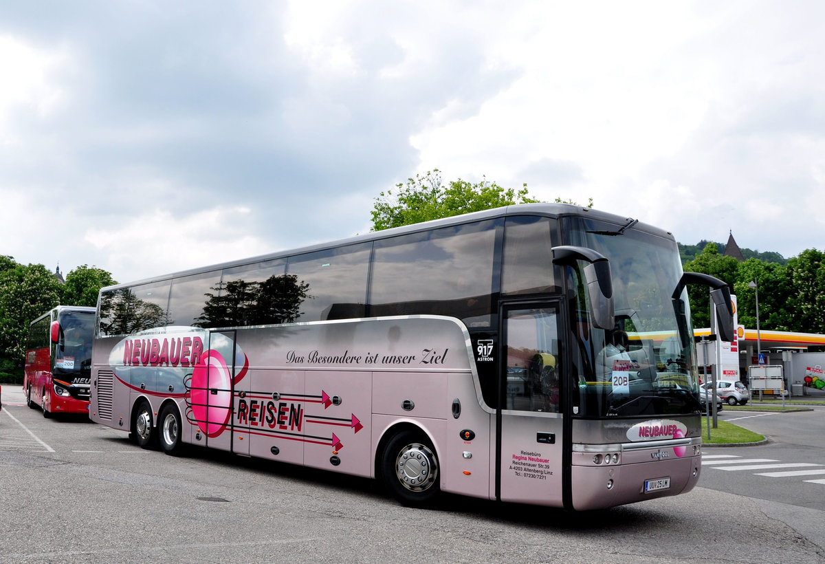 Van Hool T917 Astron von Neubauer Reisen aus sterreich in Krems gesehen.