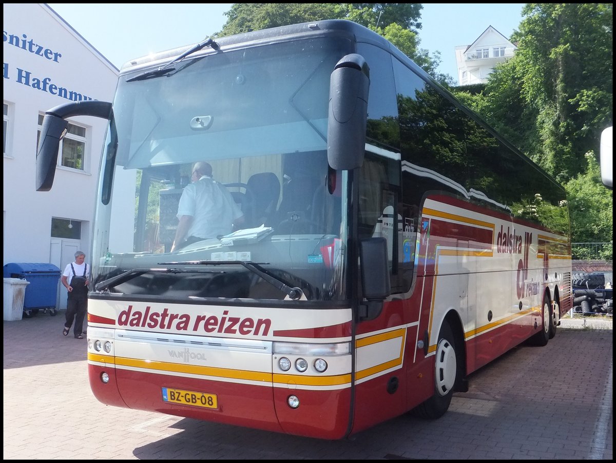 Van Hool T917 von Dalstra Reizen aus den Niederlanden im Stadthafen Sassnitz.