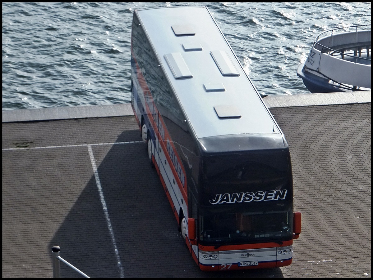 Van Hool T917 von Janssen aus Deutschland im Stadthafen Sassnitz.