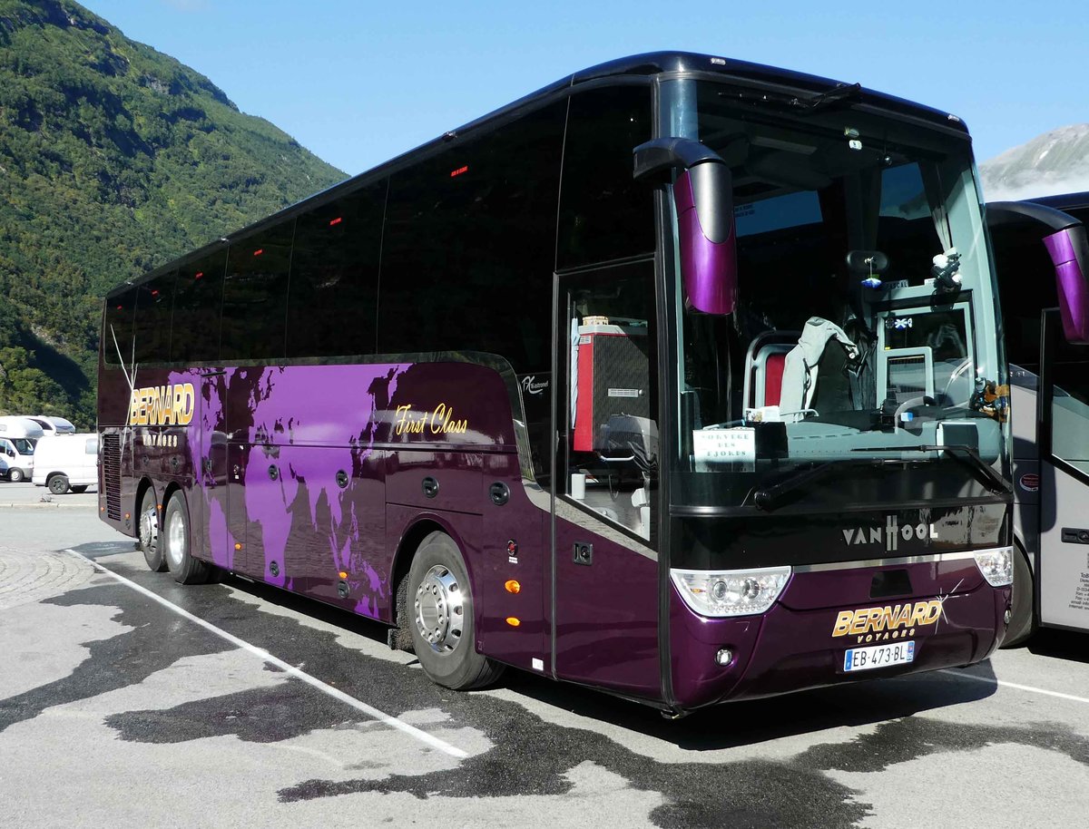 Van Hool TX 16 von  BERNARD Voyages  steht im August 2017 in Geiranger/N