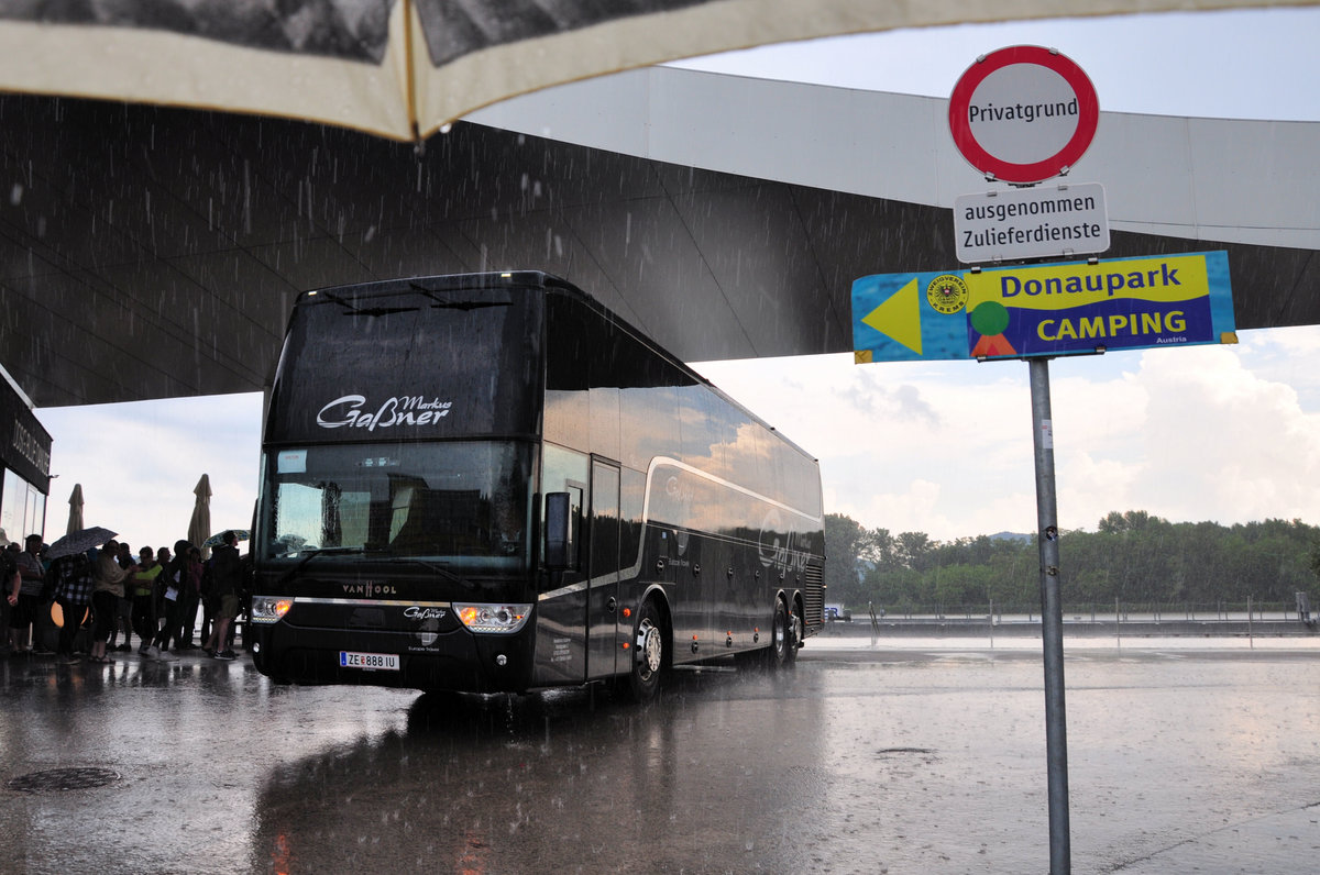 Van Hool TX altano vom Reisebro Markus Ganer aus sterreich in Krems bei strmendem Regen gesehen.