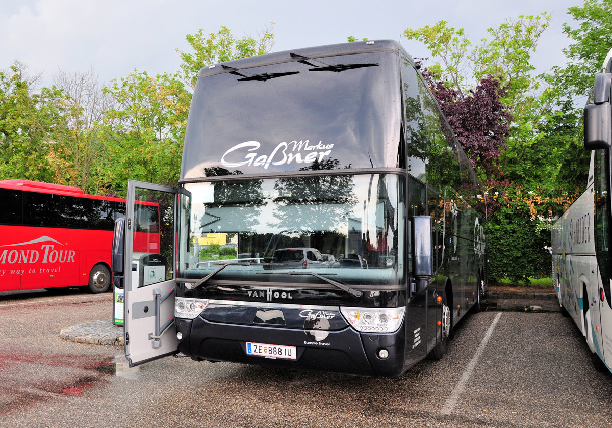 Van Hool TX altano vom Reisebro Markus Ganer aus sterreich in Krems bei strmendem Regen gesehen. 