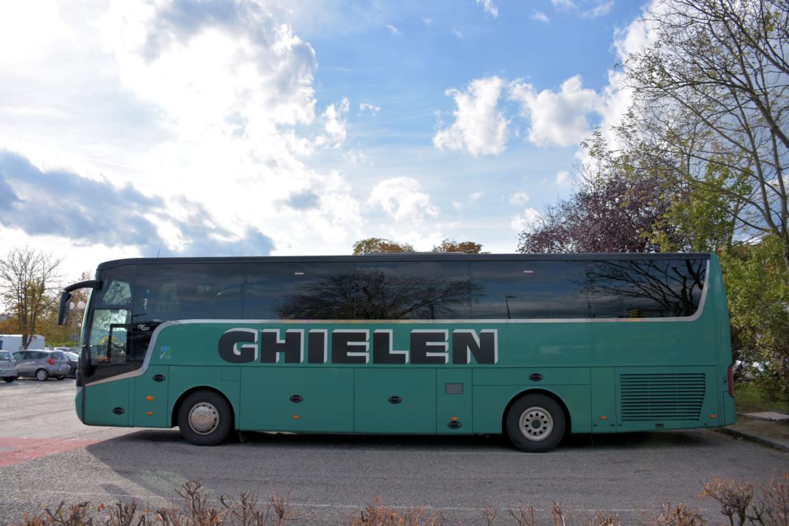 Van Hool TX von GHIELEN Reisen aus den NL 10/2017 in Krems.