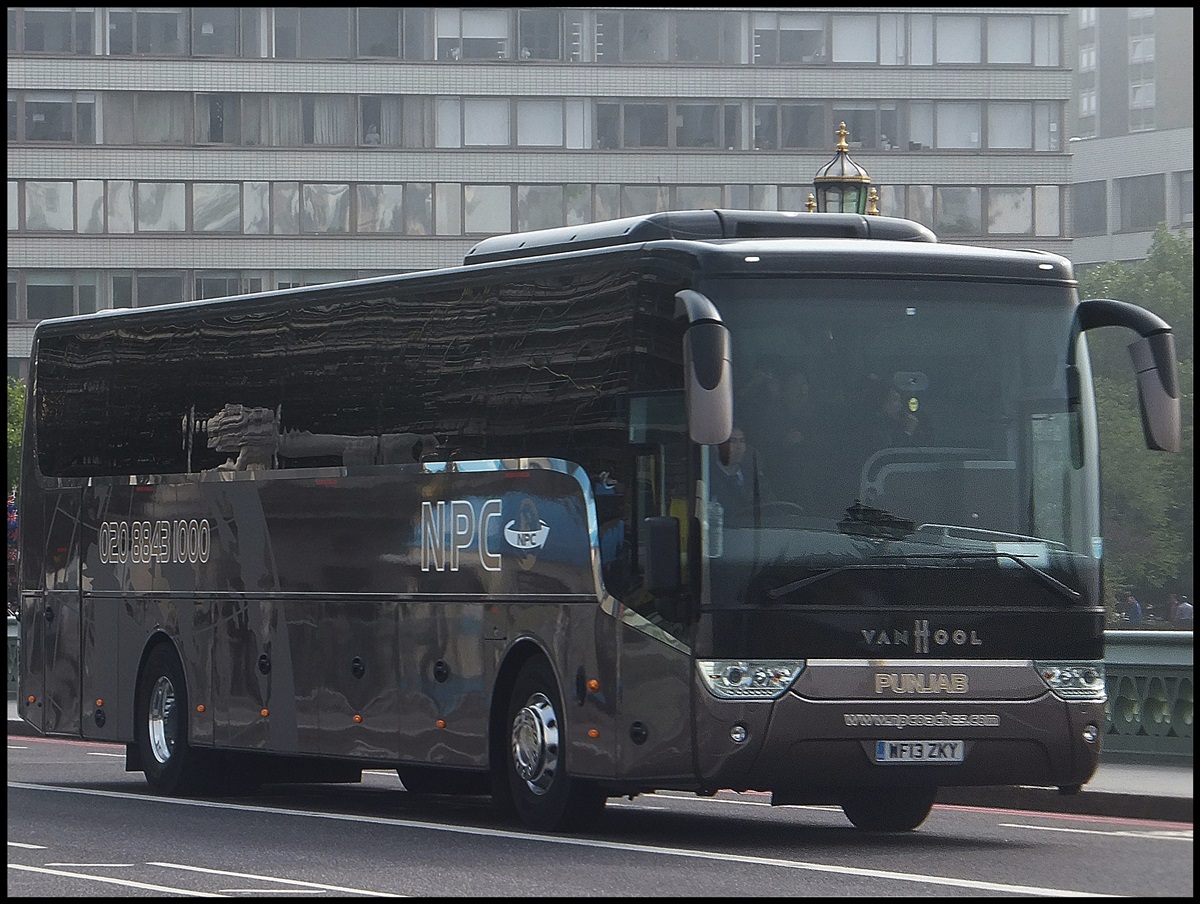 Van Hool TX15 von NPCoaches aus England in London.