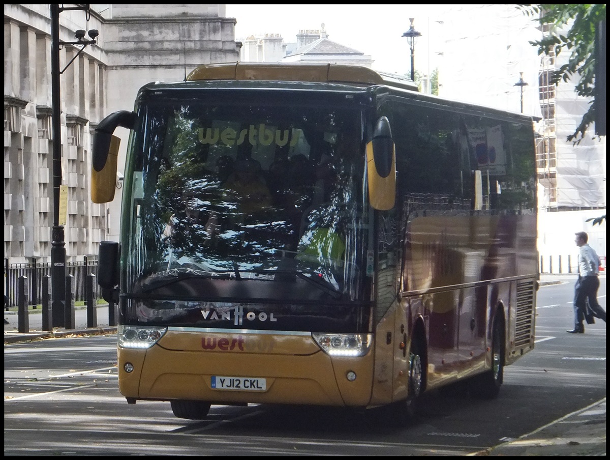 Van Hool TX15 von Westbus aus England in London.