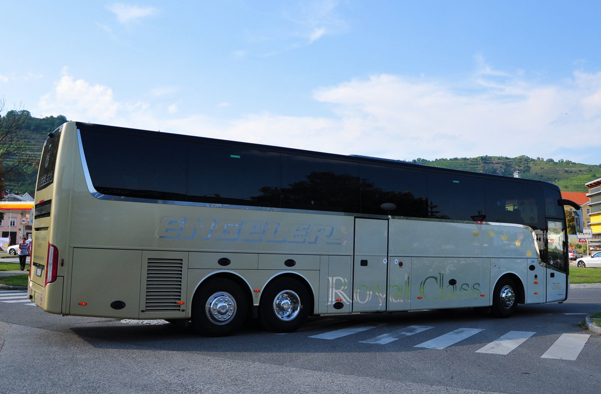 Van Hool TX16 acron von ENGELER Reisen aus der BRD in Krems gesehen.