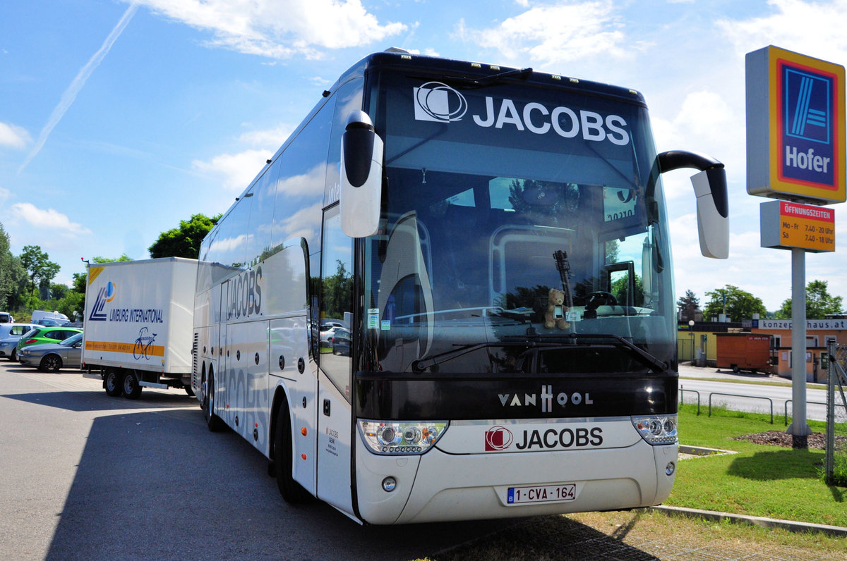 Van Hool TX16 astron mit Radanhnger von JACOBS Reisen aus Belgien in Krems gesehen.