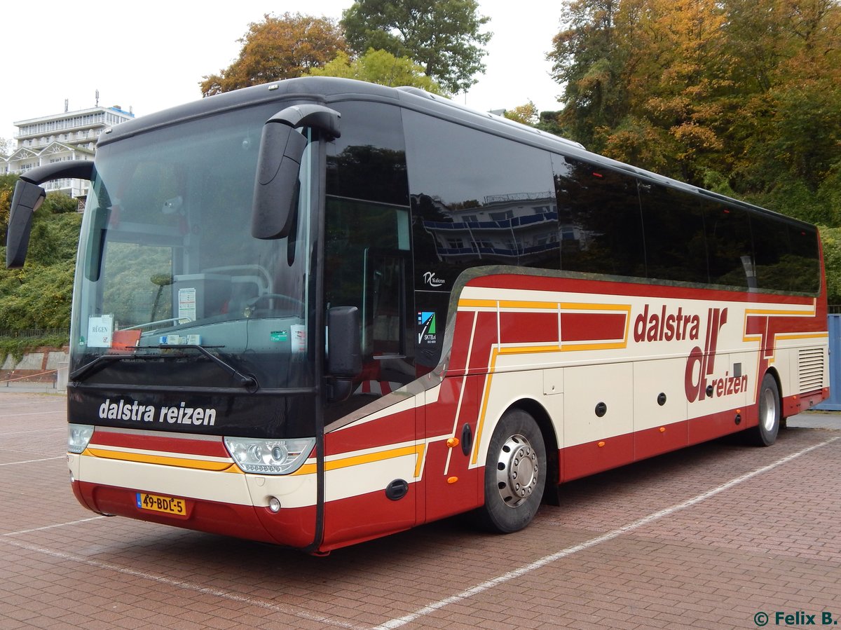 Van Hool TX16 von Dalstra Reizen aus den Niederlanden im Stadthafen Sassnitz.