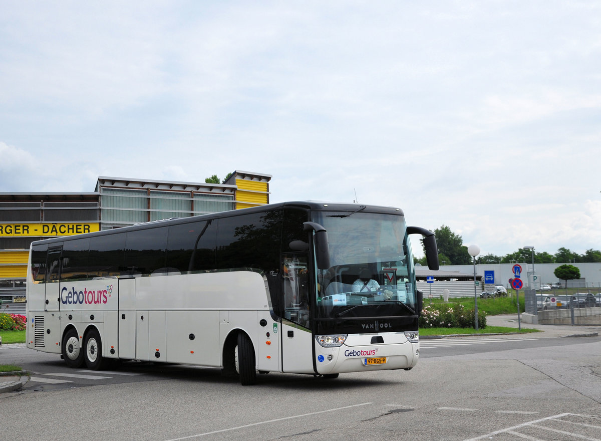 Van Hool TX17 acron von GeboTours.nl in Krems gesehen.