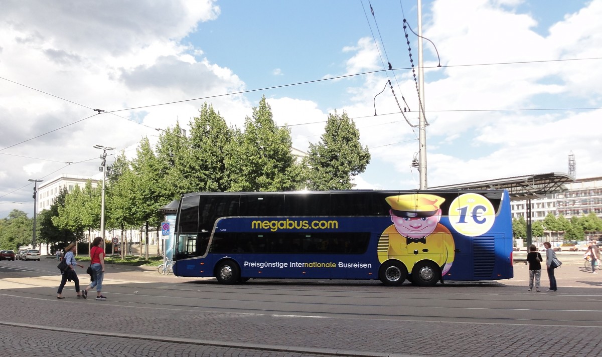 VAN HOOL TX27 Astromega von Megabus.com am 29.7.2015 beim Hpt.Bahnhof in Leipzig gesehen.