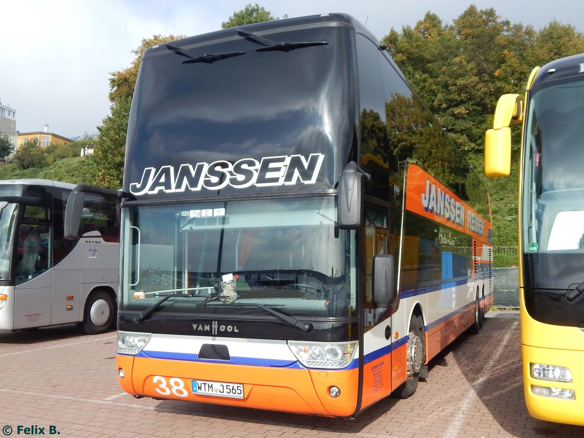 Van Hool TX27 von Janssen Reisen aus Deutschland im Stadthafen Sassnitz.