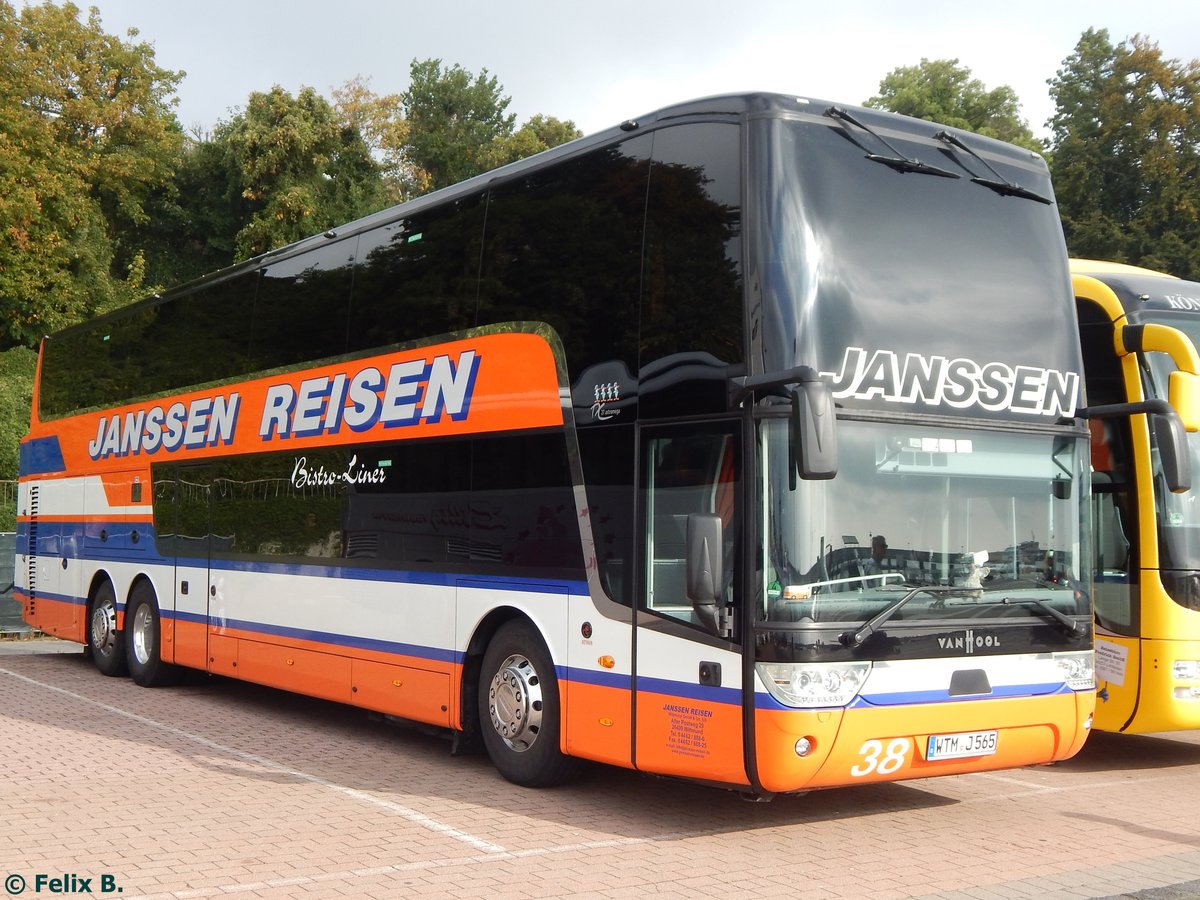 Van Hool TX27 von Janssen Reisen aus Deutschland im Stadthafen Sassnitz.