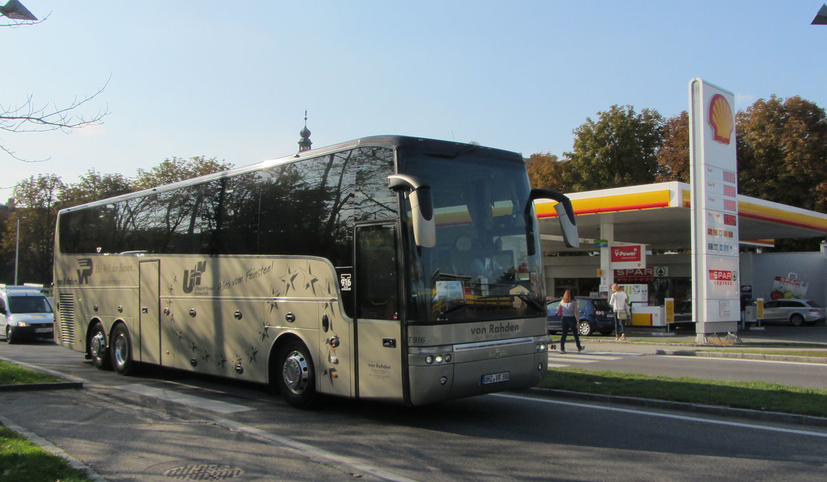 Van Hool von Von-Raden Reisen aus der BRD 09/2017 in Krems.