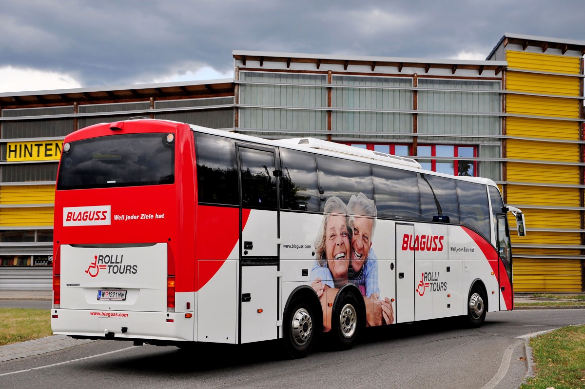 VDL Berkhof von Blaguss Reisen aus Wien (Rolli Tour=Lift fr Menschen mit Behinderung) in Krems gesehen.