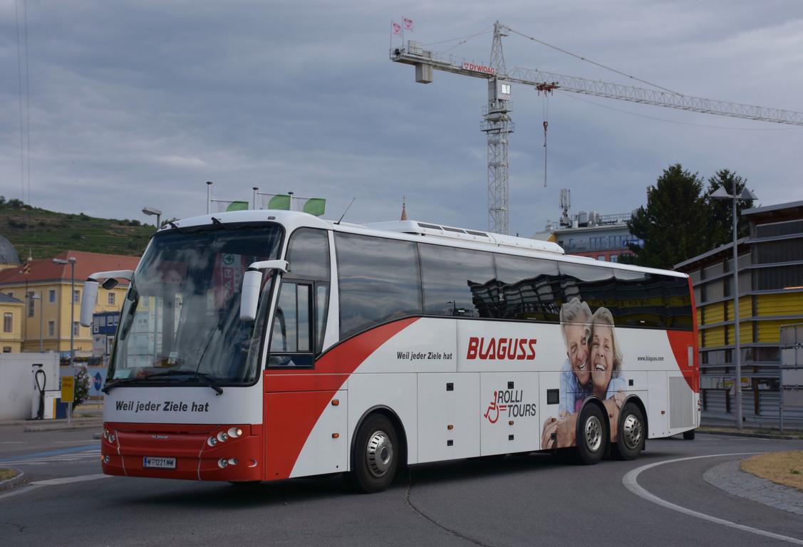 VDL Berkhof mit Hebebhne (Rolli Tours) von Blaguss Reisen aus Wien 05/2017 in Krems.