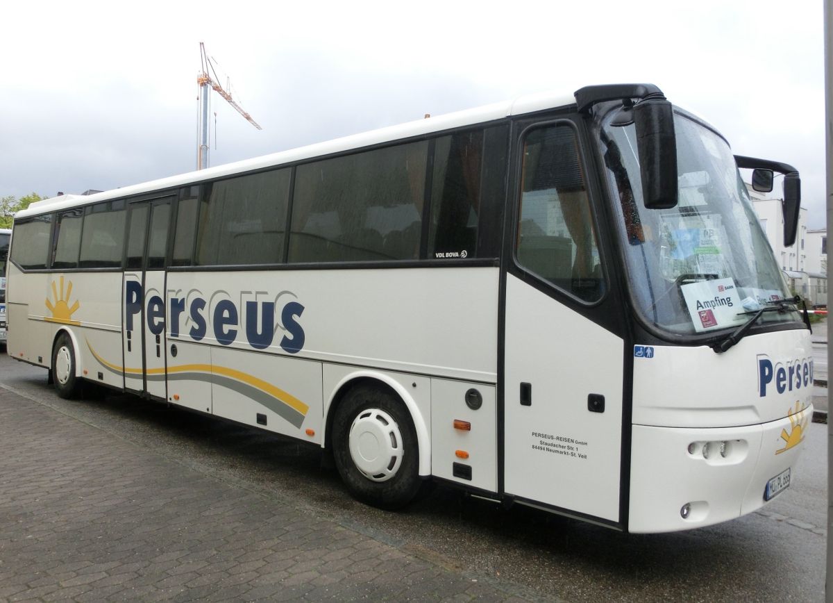 VDL Bova Futura FLD-127 (Bj. ca. 2007) von Perseus-Reisen aus Neumarkt-St. Veit. Dieser 12,71 m lange Hochboden-Kombibus ist mit 49 Schlafsitzen von Kiel (zusätzl. Reiseleitersitz möglich) und ausbaubarer Toilette ausgestattet. Als Antrieb dienen der 9,2 l große Reihensechszylinder DAF PACCAR PR 265 mit 265 kW (360 PS) und ein Sechsgang-Schaltgetriebe (verm. vom Typ MB GO 170 SGS).
Diese Aufnahme entstand am 18. 4. 2014 vor dem Bahnhof in Mühldorf/Inn.