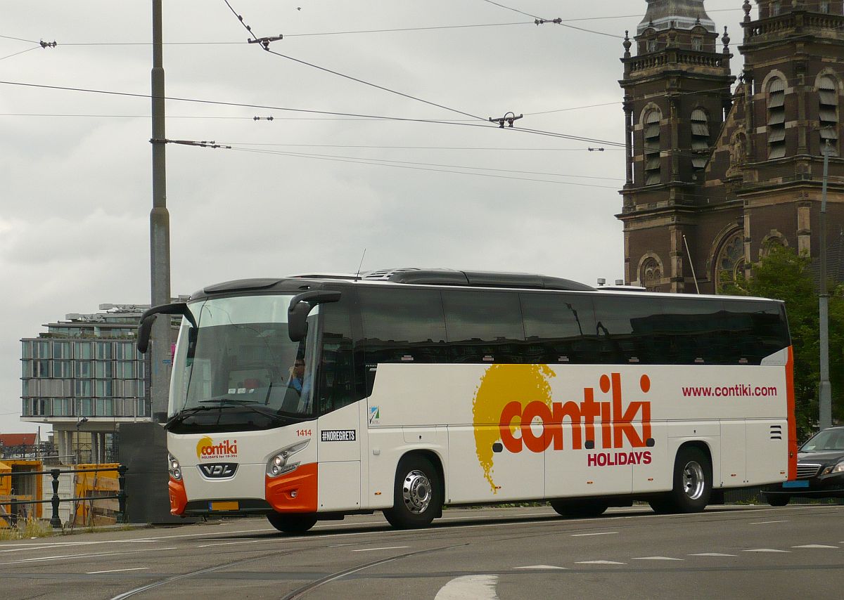 VDL Futura FHD2 Baujahr 2014 der Firma Contiki 2014. Prins Hendrikkade, Amsterdam (NL) 18-06-2014.