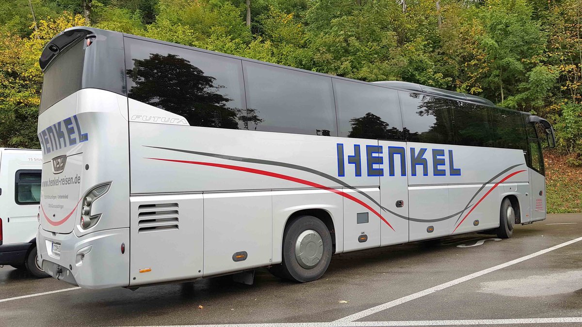 VDL Futura von HENKEL-Reisen steht am Rheinfall im Oktober 2019