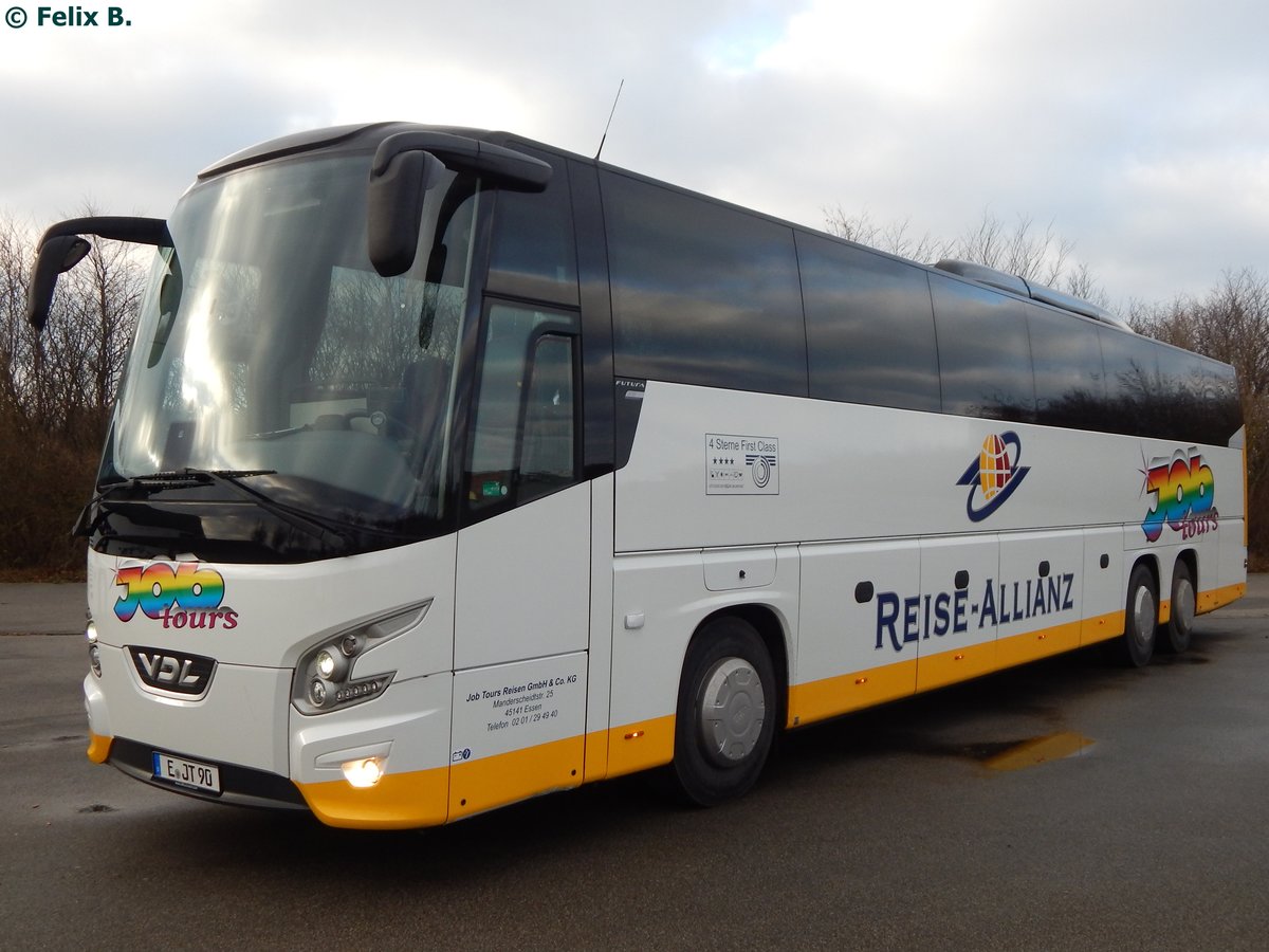 VDL Futura von JobTours aus Deutschland vor dem Kap Arkona.