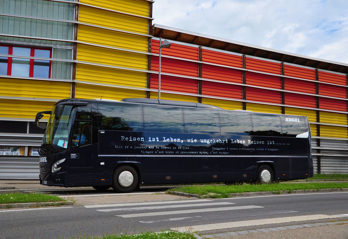 VDL Futura von der Kgel Touristik aus der BRD in Krems unterwegs.
