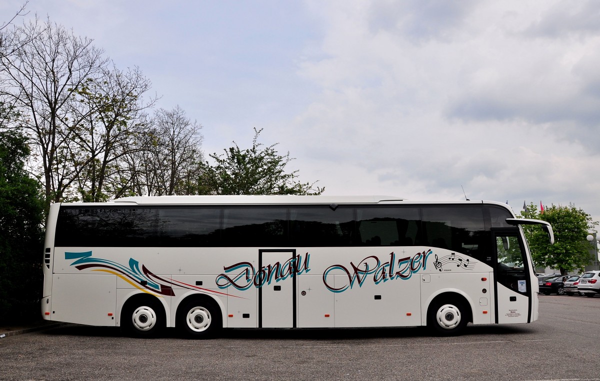 VOLVO 9700 vom Busunternehmer WALZER aus sterreich am 30.4.2015 in Krems.