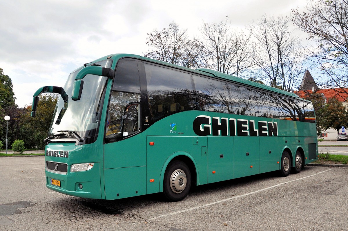 VOLVO 9700 von Ghielen aus den Nl am 26.9.2014 in Krems.