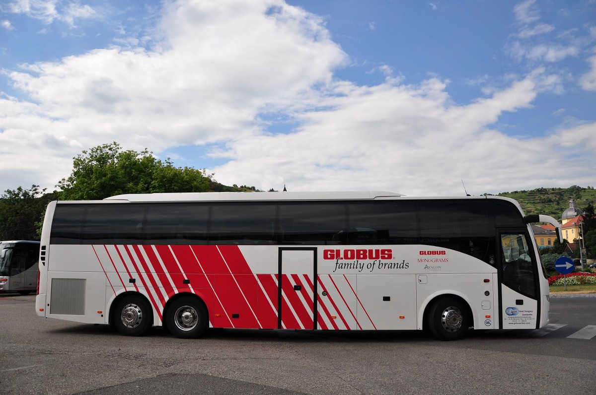 Volvo 9700 Global Travel Hungary im Juni 2015 in Krems unterwegs.