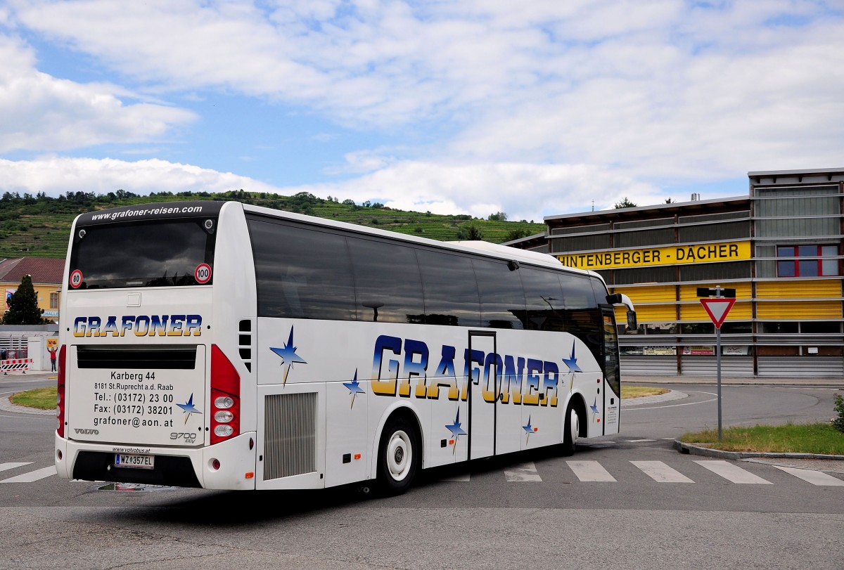 Volvo 9700 von Grafoner Reisen aus sterreich im Juni 2015 in Krems gesehen.