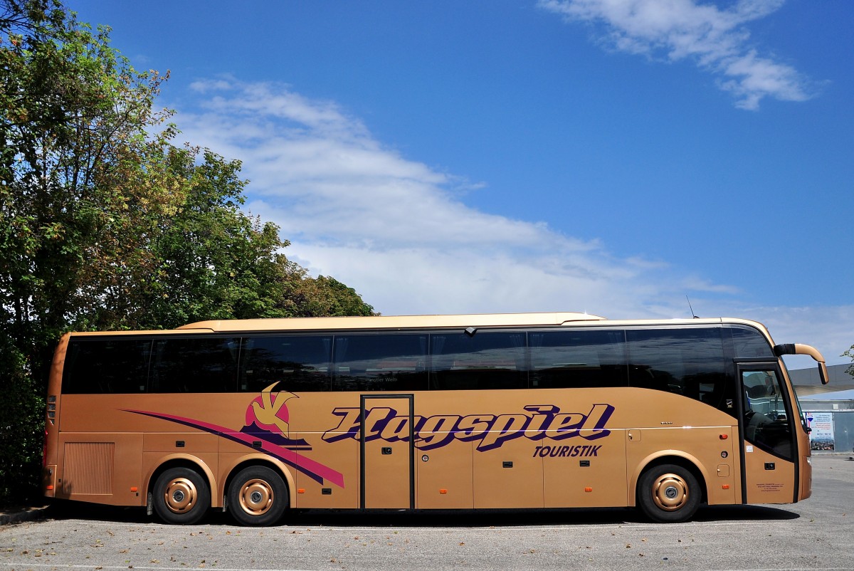 Volvo 9700 von Hagspiel Reisen aus sterreich am 1.Juli 2014 in Krems gesehen.