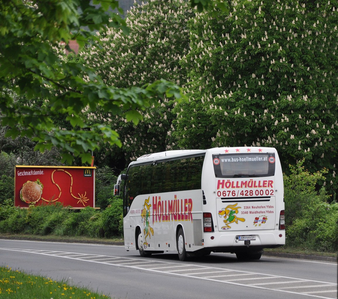 Volvo 9700 von Höllmüller Reisen aus Österreich am 5.5.2015 in Krems unterwegs.