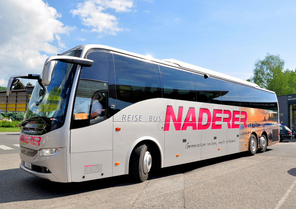 Volvo 9700 von Naderer Reisen aus Linz in Krems gesehen.