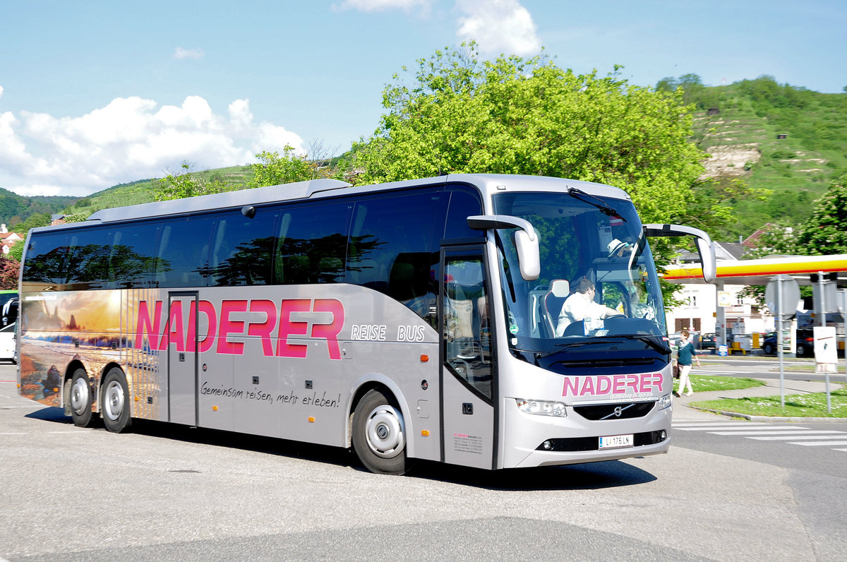 Volvo 9700 von Naderer Reisen aus Linz in Krems gesehen.