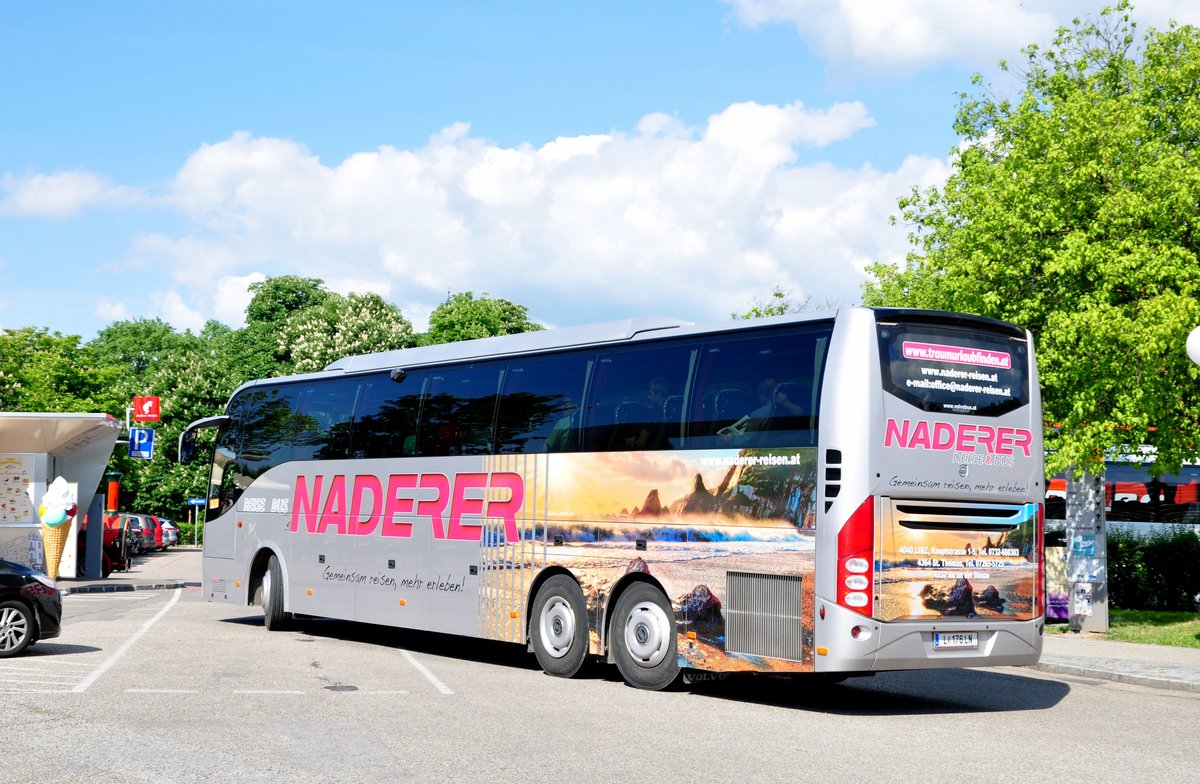 Volvo 9700 von Naderer Reisen aus Linz in Krems gesehen.