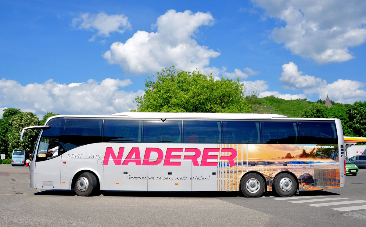 Volvo 9700 von Naderer Reisen aus Linz in Krems gesehen.