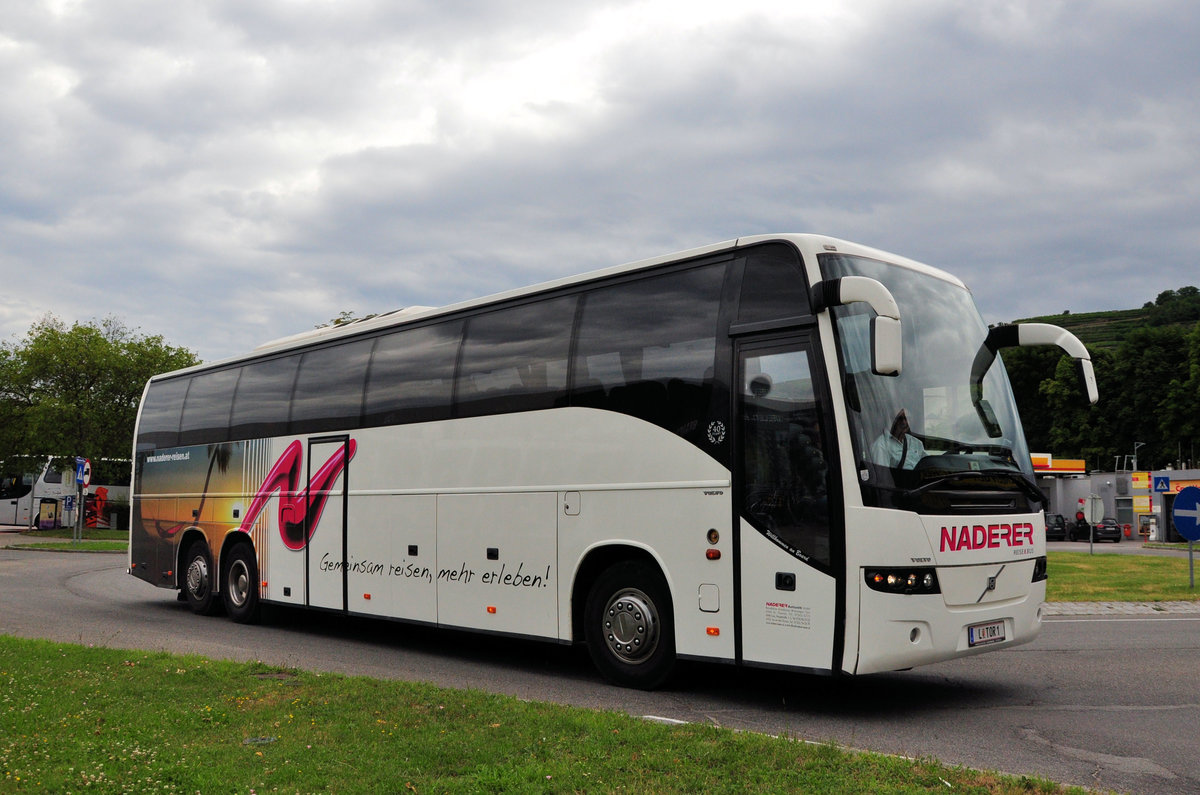 Volvo 9700 von Naderer Reisen aus Oberösterreich in Krems gesehen.