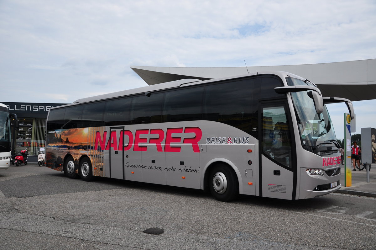 Volvo 9700 von Naderer Reisen aus sterreich in Krems gesehen.