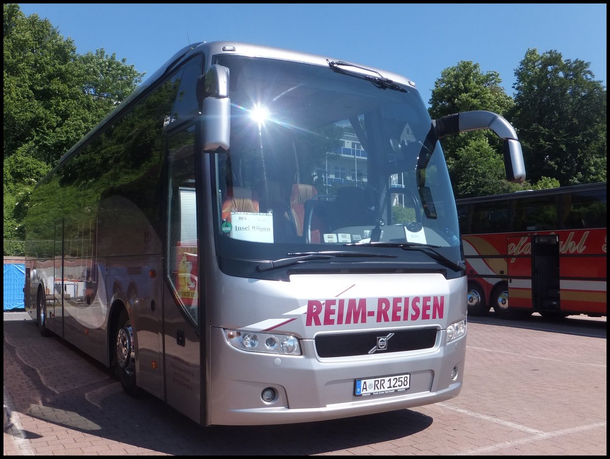 Volvo 9700 von Reim Reisen  aus Deutschland im Stadthafen Sassnitz.