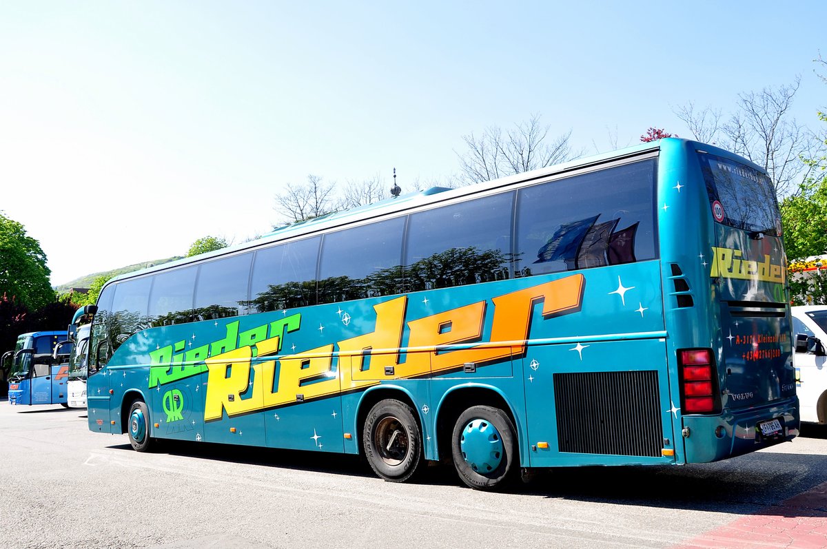 Volvo 9700 von Rieder Reisen aus Niedersterreich in Krems gesehen.