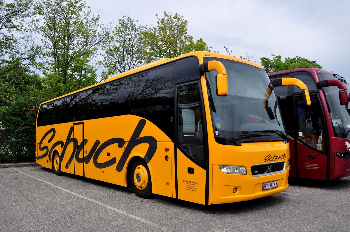 VOLVO 9700 von Schuch Reisen aus sterreich am 4.5.2015 in Krems unterwegs.