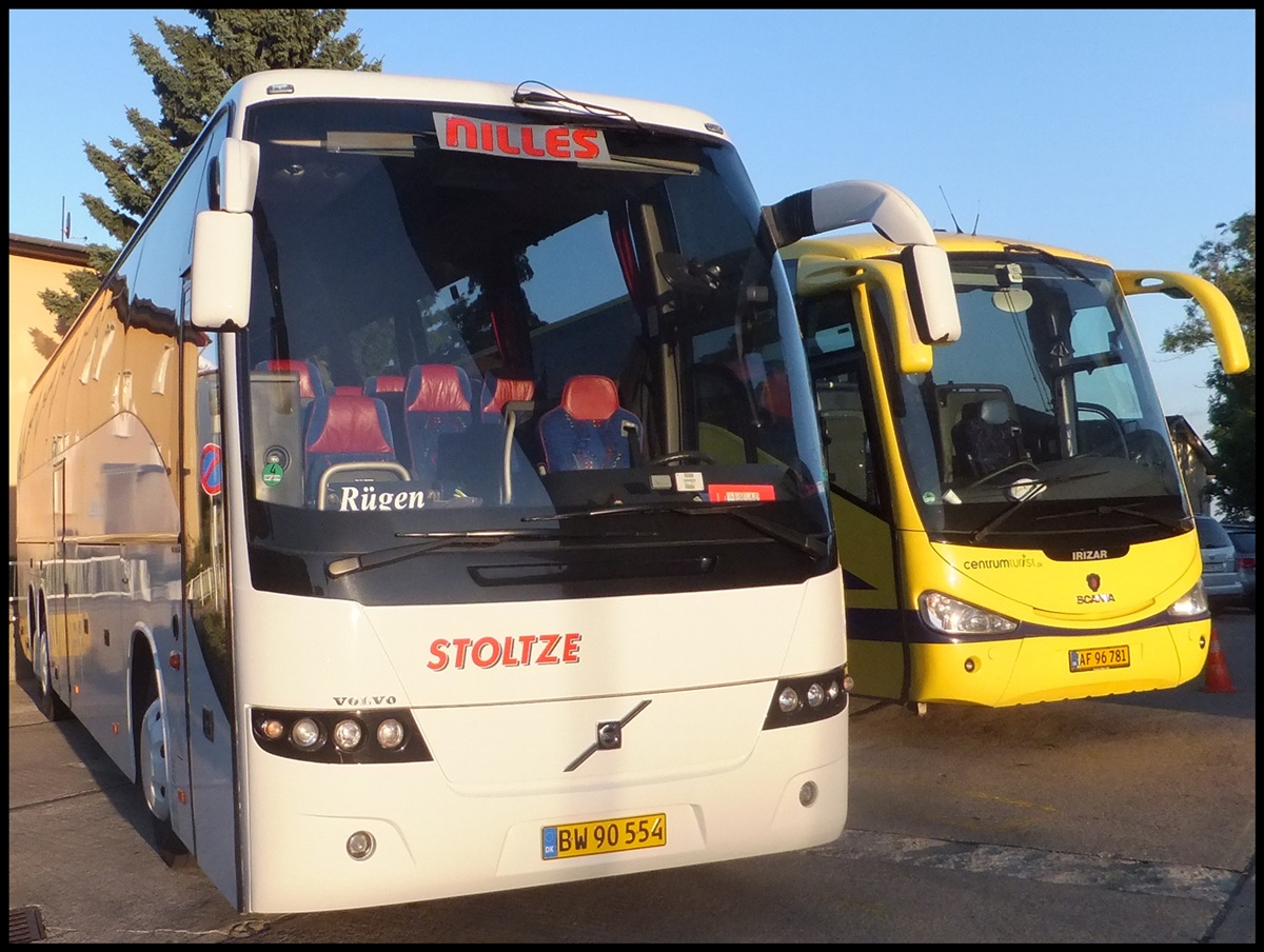 Volvo 9700 von Stoltze's Turist aus Dnemark und Scania Irizar von CentrumTurist aus Dnemark in Sassnitz.