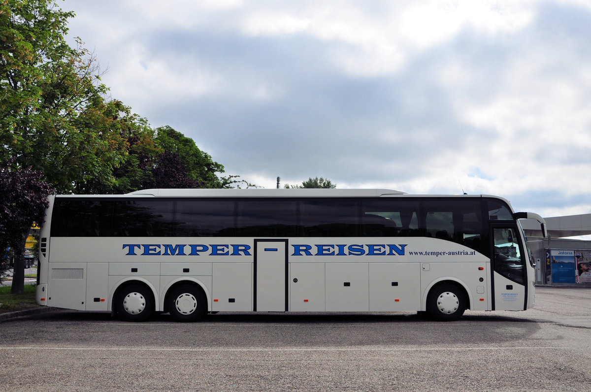 Volvo 9700 von Temper Reisen aus sterreich in Krems gesehen.