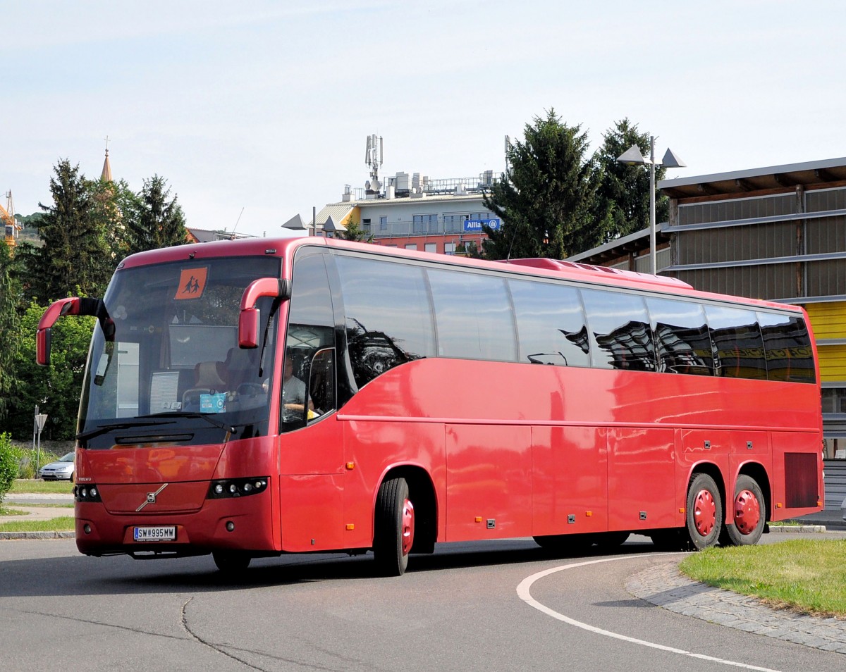 Volvo 9700 von Volvo.at im Juni 2015 in Krems unterwegs.