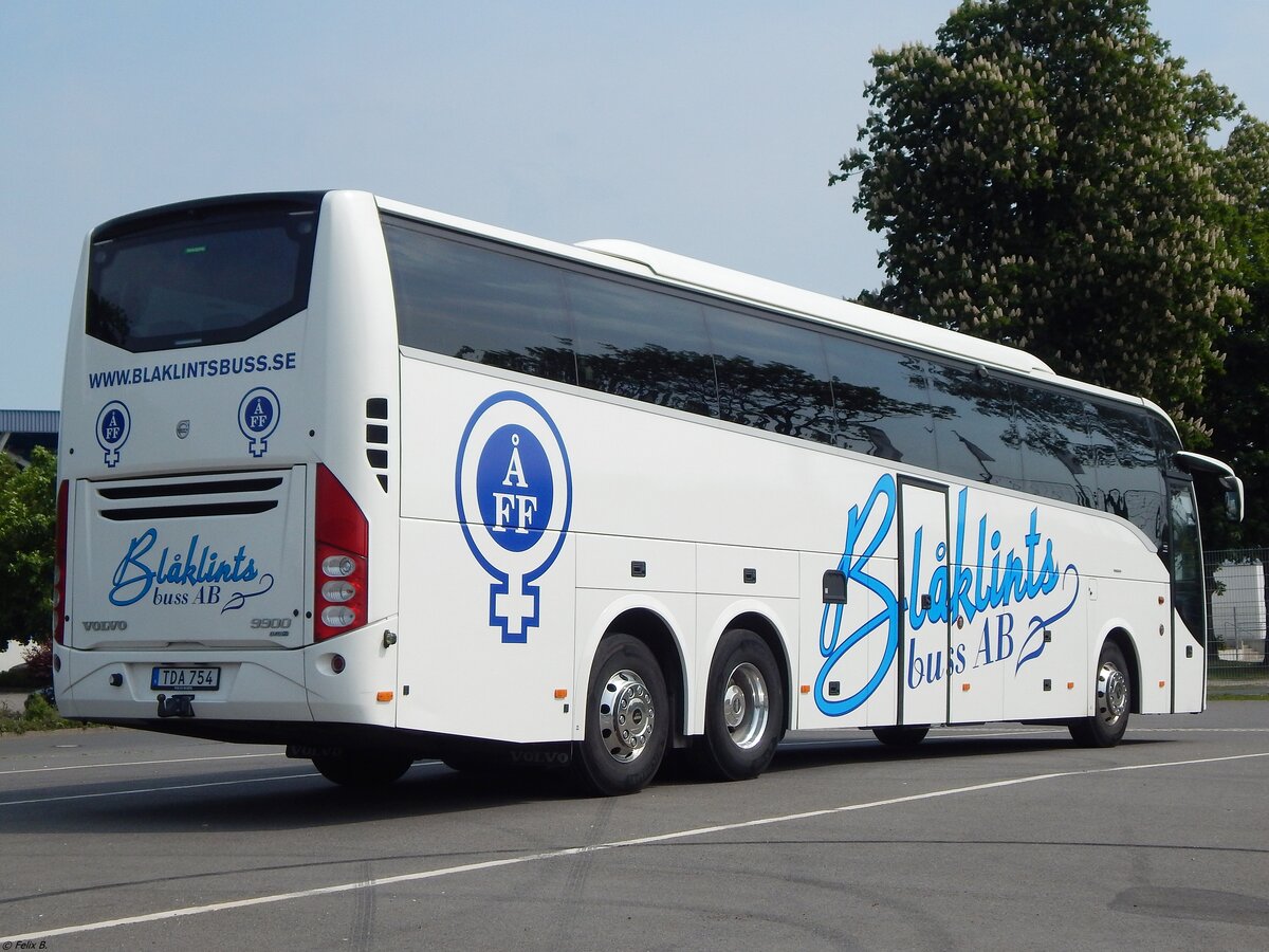 Volvo 9900 von Blåklintsbuss aus Schweden in Neubrandenburg.