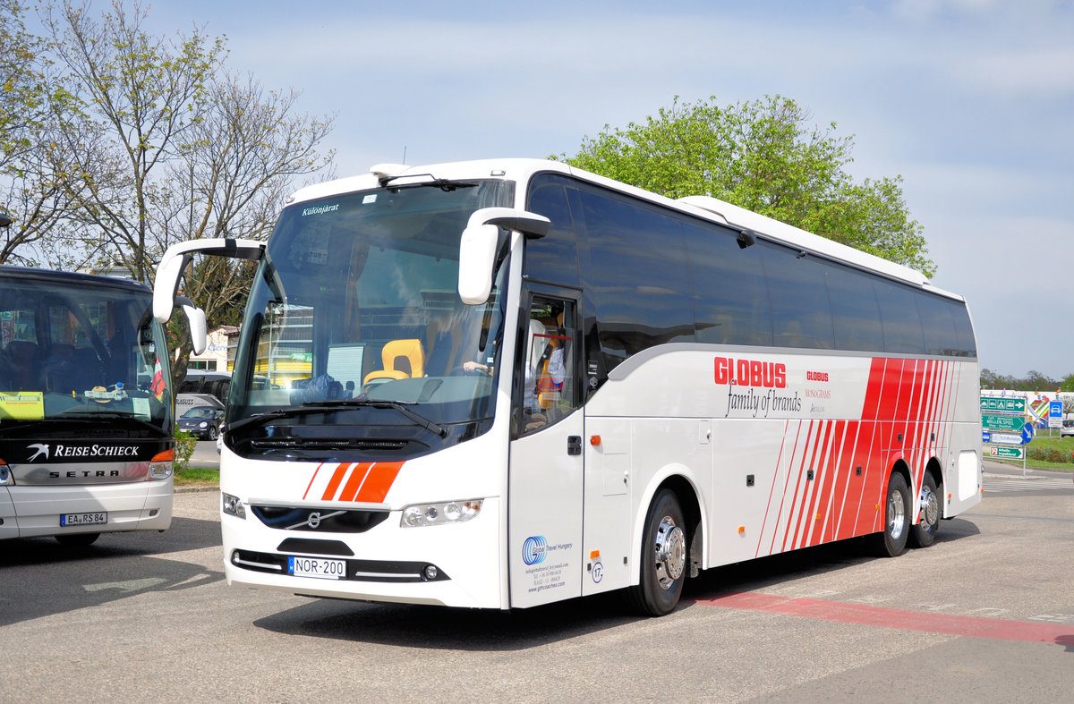 Volvo 9900 von Global Travel Hungary in Krems gesehen.