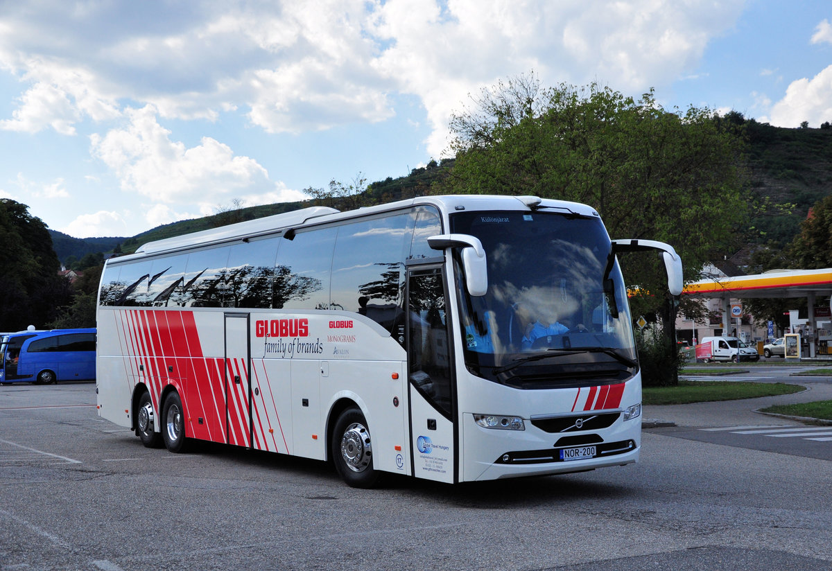 Volvo 9900 von Global Travel Hungary in Krems gesehen.