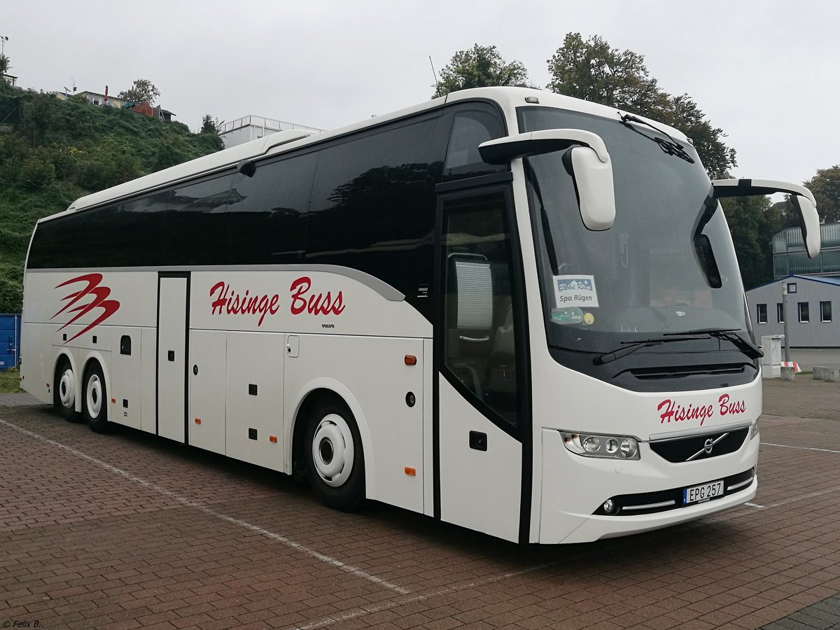 Volvo 9900 von Hisinge Buss aus Schweden im Stadthafen Sassnitz. 