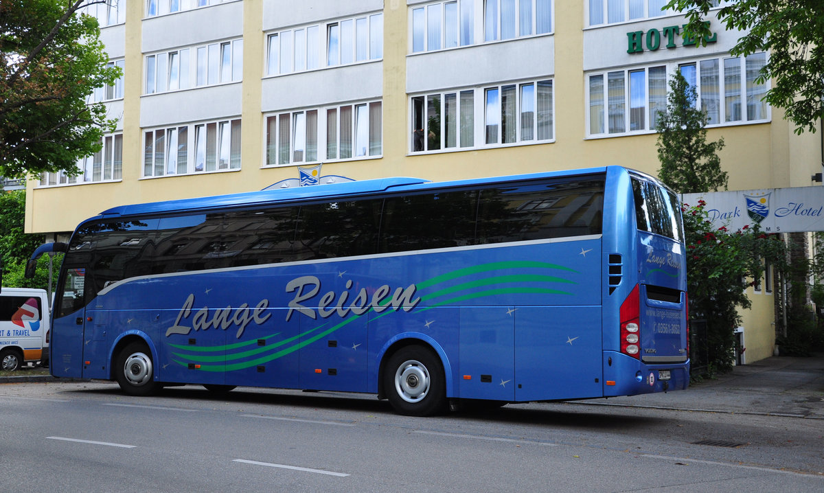 Volvo 9900 von Lange Reisen aus der BRD in Krems gesehen.